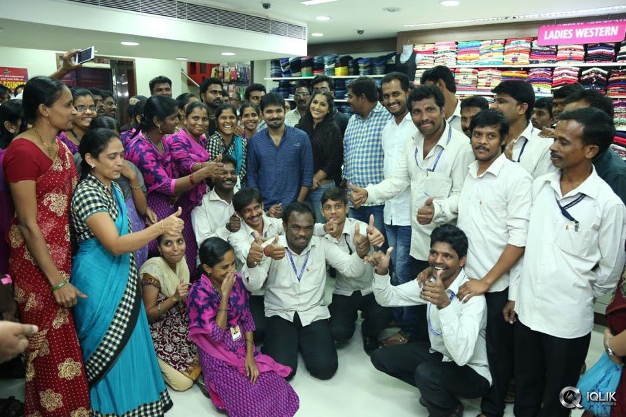 Tanu-Vachenanta-Movie-Team-At-South-India-Shopping-Mall-Vijayawada
